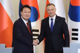 Tổng thống Ba Lan Andrzej Duda (phải) và người đồng cấp Hàn Quốc Yoon Suk Yeol. (Nguồn: Koreajoongangdaily)