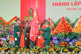Đại tướng Phan Văn Giang, Ủy viên Bộ Chính trị, Phó Bí thư Quân ủy Trung ương, Bộ trưởng Bộ Quốc phòng trao Quân kỳ Quyết thắng tặng Quân đoàn 12. (Ảnh: TTXVN)