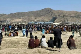 Người dân tập trung tại sân bay quốc tế Kabul chờ được sơ tán khỏi Afghanistan. (Ảnh: AP/TTXVN) 