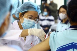 Tiêm vaccine phòng COVID-19 cho học sinh ở Hải Phòng. (Ảnh: An Đăng/TTXVN) 