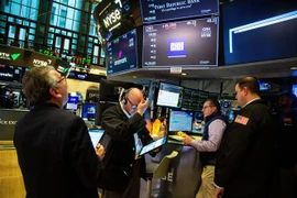 Hoạt động giao dịch tại sàn chứng khoán New York, Mỹ. (Ảnh: THX/TTXVN)