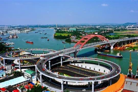 Cầu Hoàng Văn Thụ là cây cầu hiện đại, do Việt Nam hoàn toàn thiết kế và thi công, một trong những công trình trọng điểm mang dấu ấn lớn của Hải Phòng. (Ảnh: Trọng Luân/TTXVN) 