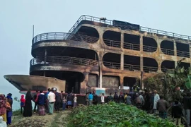 Cảnh sát địa phương bước đầu xác nhận trên phà chở khoảng 500 người tại thời điểm xảy ra hỏa hoạn. (Nguồn: AFP) 