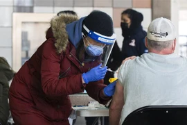 Nhân viên y tế tiêm vaccine ngừa COVID-19 cho người dân tại Toronto, Canada. (Ảnh: THX/TTXVN) 