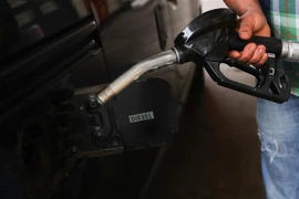 Bơm xăng cho phương tiện tại một trạm xăng ở Brussels, Bỉ. (Ảnh: THX/TTXVN) 