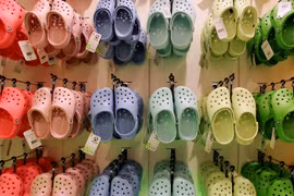 Những đôi dép Crocs. (Nguồn: Getty Images)