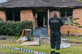 Cảnh sát bắt giữ một nam giới 28 tuổi tại hiện trường vụ cháy. (Nguồn: ABC News)