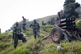 Các tay súng M23 gác tại Bunagana, Cộng hòa Dân chủ Congo. (Ảnh: AFP/TTXVN) 