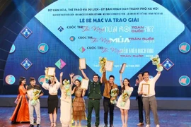 Các thí sinh đạt giải Nhất Cuộc thi Tài năng Diễn viên Kịch nói Toàn quốc năm 2023. (Ảnh: Tuấn Đức/TTXVN)