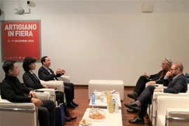 Đại sứ Dương Hải Hưng gặp và làm việc với ông Antonio Intiglietta, Chủ tịch kiêm giám đốc điều hành công ty Gestione Fiere. (Ảnh: Trường Dụy/TTXVN)