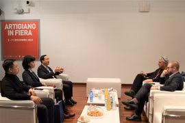 Đại sứ Dương Hải Hưng gặp và làm việc với ông Antonio Intiglietta, Chủ tịch kiêm giám đốc điều hành công ty Gestione Fiere. (Ảnh: Trường Dụy/TTXVN)