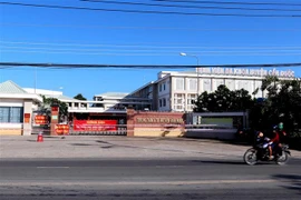 Phong tỏa Trung tâm Y tế huyện Cần Đước từ 22 giờ, ngày 29/5. (Ảnh: Thanh Bình/TTXVN) 