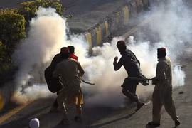 Người biểu tình ủng hộ cựu Thủ tướng Pakistan Imran Khan gây bạo loạn tại Peshawar ngày 9/5/2023. (Ảnh: AFP/TTXVN)
