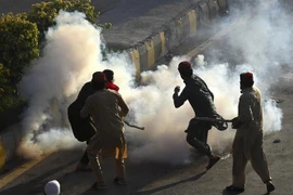 Người biểu tình ủng hộ cựu Thủ tướng Pakistan Imran Khan gây bạo loạn tại Peshawar ngày 9/5/2023. (Ảnh: AFP/TTXVN)