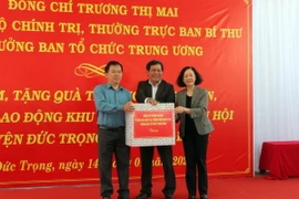 Bà Trương Thị Mai trao quà cho đại diện Khu công nghiệp Phú Hội-Lâm Đồng. (Ảnh: Quốc Hùng/TTXVN)