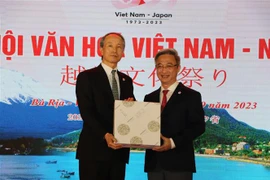 Ông Ono Masuo, Tổng Lãnh sự Nhật Bản tại Thành phố Hồ Chí Minh tặng quà lưu niệm ông Đặng Minh Thông, Phó Chủ tịch Ủy ban Nhân dân tỉnh Bà Rịa-Vũng Tàu. (Ảnh: Đoàn Mạnh Dương/TTXVN)