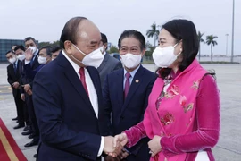 Phó Chủ tịch nước Võ Thị Ánh Xuân tiễn Chủ tịch nước Nguyễn Xuân Phúc tại Sân bay Quốc tế Nội Bài. (Ảnh: Thống Nhất/TTXVN)