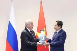 Chủ tịch Quốc hội Trần Thanh Mẫn tặng quà lưu niệm cho Thống đốc tỉnh Rostov Vasily Golubev. (Ảnh: Thống Nhất/TTXVN)