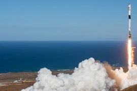 Tên lửa đẩy Falcon 9 của Công ty vũ trụ SpaceX mang theo vệ tinh trinh sát quân sự đầu tiên của Hàn Quốc rời bệ phóng tại Căn cứ Lực lượng vũ trụ Vanderberg ở bang California (Mỹ), ngày 1/12/2023. (Ảnh: YONHAP/TTXVN)