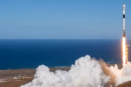 Tên lửa đẩy Falcon 9 của Công ty vũ trụ SpaceX mang theo vệ tinh trinh sát quân sự đầu tiên của Hàn Quốc rời bệ phóng tại Căn cứ Lực lượng vũ trụ Vanderberg ở bang California (Mỹ), ngày 1/12/2023. (Ảnh: YONHAP/TTXVN)