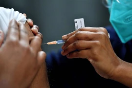 ​Tiêm vaccine phòng COVID-19. (Ảnh: AFP/TTXVN) 