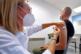 Nhân viên y tế tiêm vaccine phòng đậu mùa khỉ tại điểm tiêm chủng ở Lille, miền Bắc Pháp ngày 10/8/2022. (Ảnh: AFP/TTXVN) 