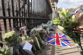 Đặt hoa tưởng nhớ Thân vương Philip tại cổng Cung điện Buckingham ở London, Anh, ngày 9/4/2021. (Nguồn: THX/TTXVN) 