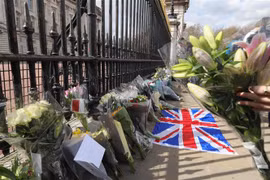 Đặt hoa tưởng nhớ Thân vương Philip tại cổng Cung điện Buckingham ở London, Anh, ngày 9/4/2021. (Nguồn: THX/TTXVN) 