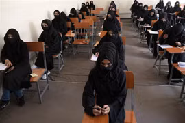 Nữ sinh tham gia kỳ thi tuyển sinh đại học ở Kabul, Afghanistan ngày 13/10/2022. (Ảnh: AFP/TTXVN) 