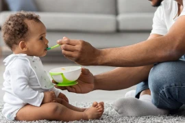 Trẻ sơ sinh và trẻ nhỏ là những đối tượng dễ bị tổn hại về sức khỏe khi tiêu thụ thực phẩm có chứa dư lượng thuốc trừ sâu nông nghiệp. (Nguồn: EWG)