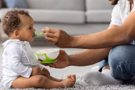 Trẻ sơ sinh và trẻ nhỏ là những đối tượng dễ bị tổn hại về sức khỏe khi tiêu thụ thực phẩm có chứa dư lượng thuốc trừ sâu nông nghiệp. (Nguồn: EWG)