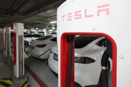 Một trạm sạc của hãng xe điện Tesla. (Ảnh: Yonhap/TTXVN)