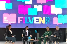 Đại sứ Lê Viết Duyên (thứ 2 từ trái sang) và các diễn giả tham gia buổi giới thiệu sách. (Ảnh TTXVN phát) 