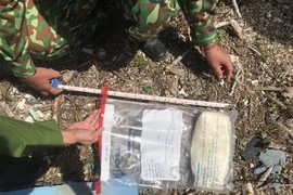 Ngày 23/6, người dân phát hiện túi nylon nghi chứa ma túy trôi dạt vào bờ biển tỉnh Quảng Trị. (Nguồn: TTXVN phát)