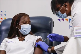 Tiêm vaccine ngừa COVID-19 cho nhân viên y tế tại New York, Mỹ. (Ảnh: AFP/TTXVN) 
