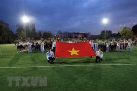 Quốc kỳ Việt Nam tại lễ bế mạc Giải Bóng đá cộng đồng người Việt tại Nga năm 2021. (Ảnh: Trần Hiếu/TTXVN)