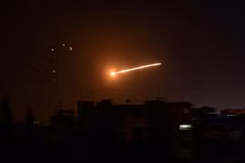 Hệ thống phòng không của Syria đáp trả cuộc tấn công tên lửa của Israel nhằm vào thủ đô Damascus ngày 24/2/2020. (Nguồn: AFP/TTXVN) 