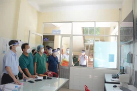 Bí thư Thành ủy Đà Nẵng kiểm tra công tác điều trị bệnh nhân tại Bệnh viện Phổi Đà Nẵng. (Ảnh: Văn Dũng/TTXVN) 