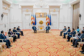 Thủ tướng Chính phủ Hoàng gia Campuchia Samdech Thipadei Hun Manet (phải) tiếp Đại tướng Tô Lâm, Ủy viên Bộ Chính trị, Bộ trưởng Bộ Công an và Đoàn Đại biểu Cấp cao Bộ Công an Việt Nam tại Cung Hòa Bình ở Thủ đô Phnom Penh, ngày 24/01/2024. (Ảnh: AKP/TTXVN phát)