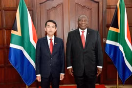 Đại sứ Việt Nam tại Nam Phi Hoàng Sỹ Cường và Tổng thống Nam Phi Cyril Ramaphosa tại lễ trình Quốc thư. (Ảnh: TTXVN phát)