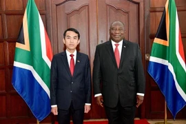 Đại sứ Việt Nam tại Nam Phi Hoàng Sỹ Cường và Tổng thống Nam Phi Cyril Ramaphosa tại lễ trình Quốc thư. (Ảnh: TTXVN phát)