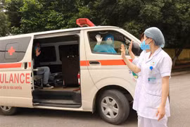 Các y, bác sỹ Bệnh viện Đa khoa tỉnh Bắc Ninh đưa bệnh nhân được công bố khỏi bệnh về nhà và tiếp tục bàn giao cho Trung tâm kiểm soát bệnh tật nơi bệnh nhân cư trú theo dõi. (Ảnh minh họa: Thái Hùng/TTXVN) 