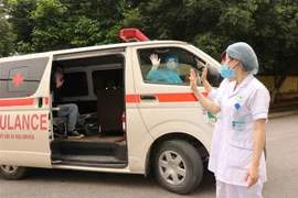 Các y, bác sỹ Bệnh viện Đa khoa tỉnh Bắc Ninh đưa bệnh nhân được công bố khỏi bệnh về nhà và tiếp tục bàn giao cho Trung tâm kiểm soát bệnh tật nơi bệnh nhân cư trú theo dõi. (Ảnh minh họa: Thái Hùng/TTXVN) 