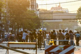Người biểu tình tập trung tại thành phố Yangon, Myanmar ngày 10/3/2021. (Nguồn: AFP/TTXVN) 