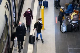 Người dân đeo khẩu trang phòng dịch COVID-19 tại Berlin, Đức, ngày 28/1/2022. (Ảnh: THX/TTXVN) 