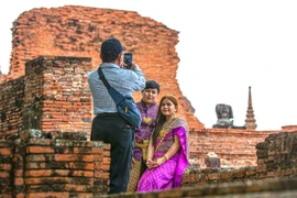 Khách du lịch tham quan Công viên lịch sử Ayutthaya ở Ayutthaya, Thái Lan, ngày 18/4/2022. (Ảnh: THX/TTXVN) 