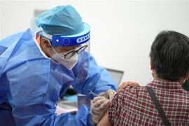 Nhân viên y tế tiêm vaccine phòng COVID-19 cho người dân tại Bắc Kinh, Trung Quốc. (Ảnh: THX/TTXVN) 