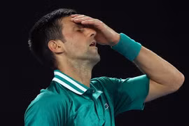 Tay vợt người Serbia Novak Djokovic trong trận đấu với tay vợt người Đức Alexander Zverev tại giải Australia mở rộng ở Melbourne ngày 16/2/2021. (Ảnh: AFP/TTXVN) 