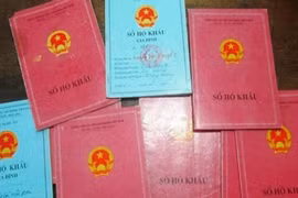 Ủy ban Nhân dân thành phố Hà Nội đề nghị Giám đốc, Thủ trưởng các sở, ban, ngành, chủ tịch ủy ban nhân dân các quận, huyện, thị xã chấn chỉnh ngay việc thực hiện bỏ sổ hộ khẩu, sổ tạm trú giấy. (Nguồn: Vietnam+)