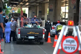 Kiểm tra thân nhiệt của người dân tại Bangkok, Thái Lan. (Nguồn: THX/TTXVN) 